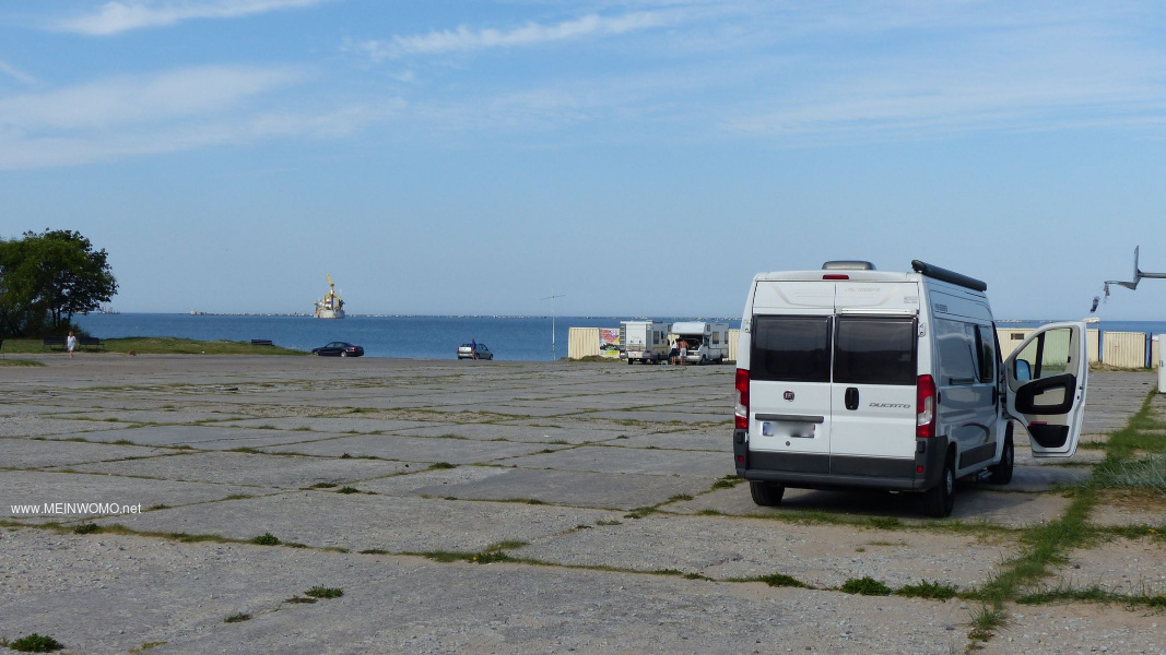 Grote parkeerplaats met strand aan de Oostzee