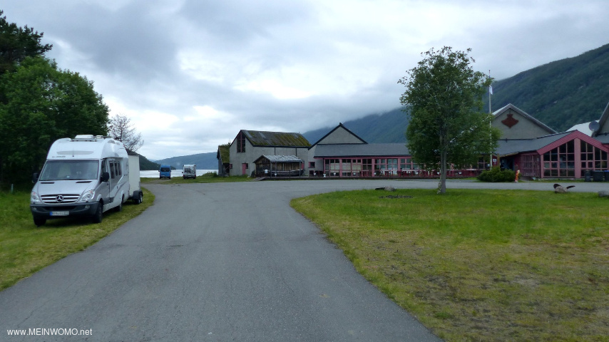 Tyst parkeringsplats vid en vacker fjord