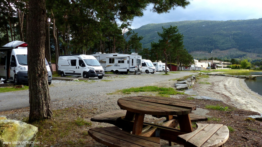 Campingplatsen ligger vackert vid Gloppefjorden. 