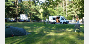 Campingplatz mit Wohnmobilen und Zelten