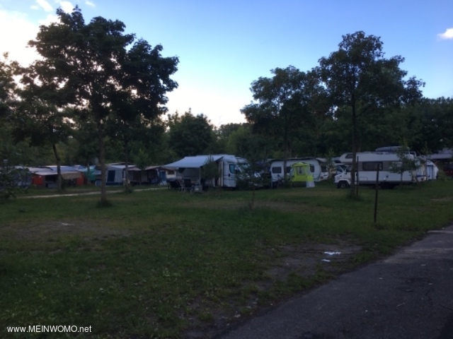Afbeelding van de camping. Er staan ​​veel vaste campers.