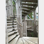 Die Treppe mit Holzkonstruktion