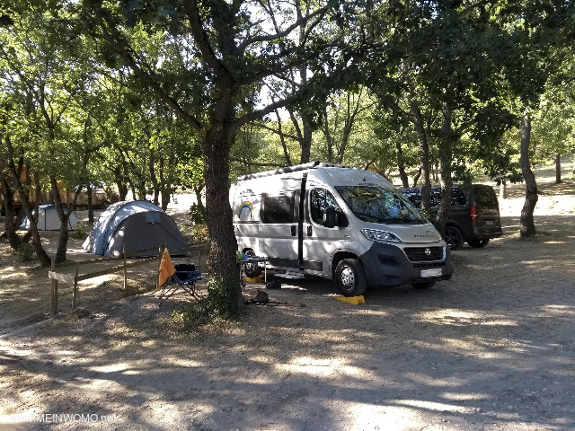 Eigentlich ein klassischer Zelt-Campingplatz. Es gibt aber einige Pltze, die fr kleinere Camper ge ...