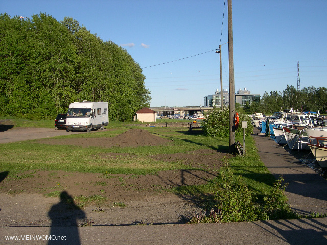  De foto toont de parkeerplaats bij de boothaven
