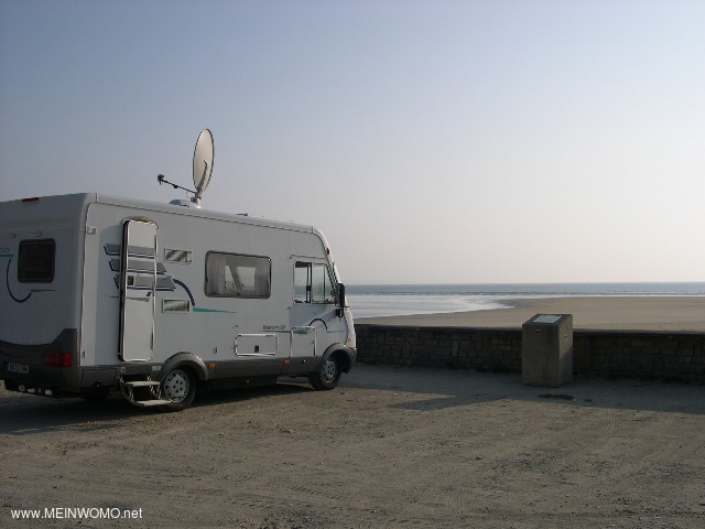Das Bild zeigt den Parkplatz und den Blick aufs Meer