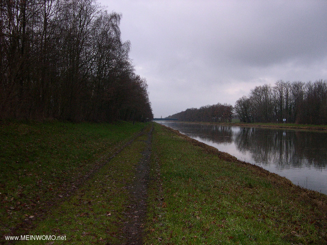  Le canal Mittelland en face de lentre du parking.