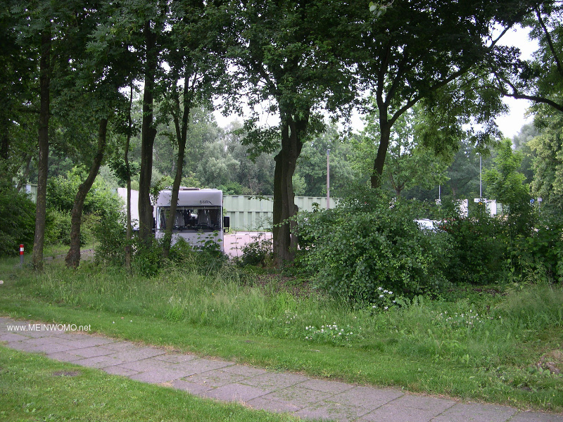 Park- und Stellplatz von der Weser aus gesehen