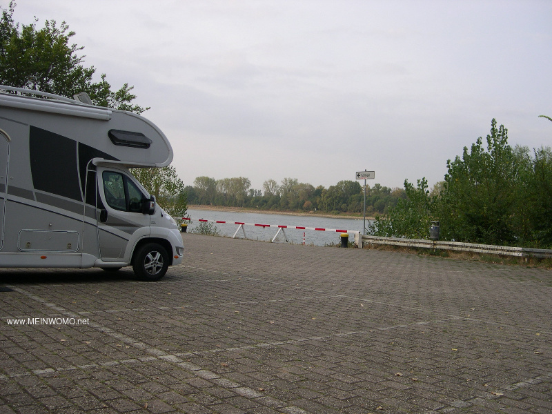    Parkeerplaats met uitzicht op de Rijn    