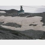 Die Seilbahn zum Gletscher, Schneereste im Juni