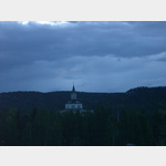 Dunkle Wolken ber der Sjlevads Kirche bei rnskldsvik