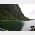 Die grn bewachsenen Ufer lassen das Wasser im Fjord grn erscheinen