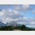 Die Drachenkirche Gravdal, im Hintergrund die Berge
