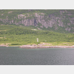 Die Fhre Jektvik-Kilboghamn berquert den Polarkreis, das Polarkreiszeichen am Ufer