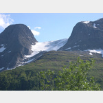 Eine Gletscherzunge zwischen den Bergen