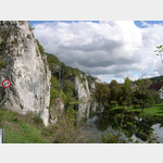 Felsformation am Ufer der Donau, am Fu der Felsen verluft die L277