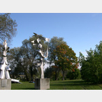 Skulpturen aus Edelstahl im Park auf der Donauinsel
