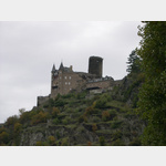 Dei Burg Katz, am Parkplatz am Husener Kran beginnt ein etwas steiler Wanderweg zur Burg