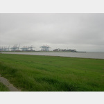 Blick vom Deich zum Containerterminal und auf die Weser