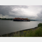 Ein groes Containerschiff verlsst Hamburg