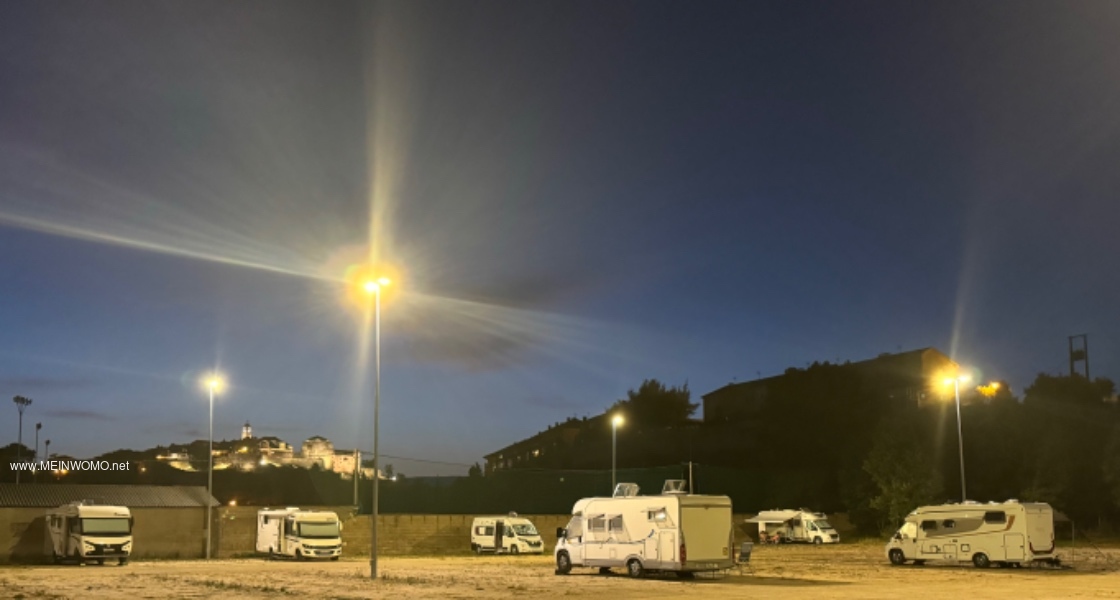 Plaza de aparcamiento por la noche.