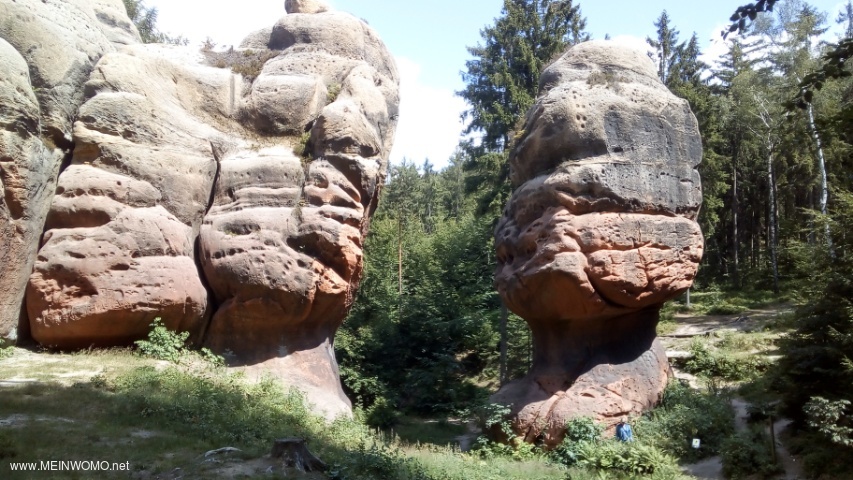  Formazione rocciosa Kelchstein a 50 metri vicino al percorso.