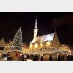 Tallinn Weihnachtsmarkt, sehr romantisch mit Rathaus im Hintergrund