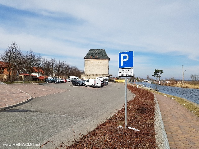 Parkplatz fr PKW, Parken/Abstellen von Wohnmobilen wird aber nicht explizit verboten.