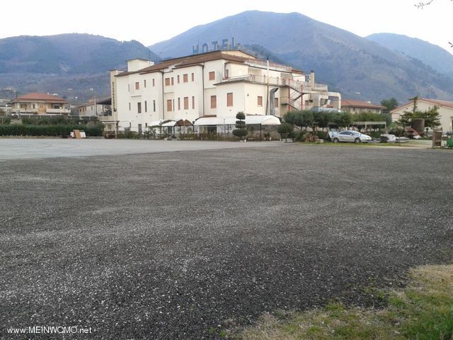  Parcheggio presso lhotel Vallis Dea