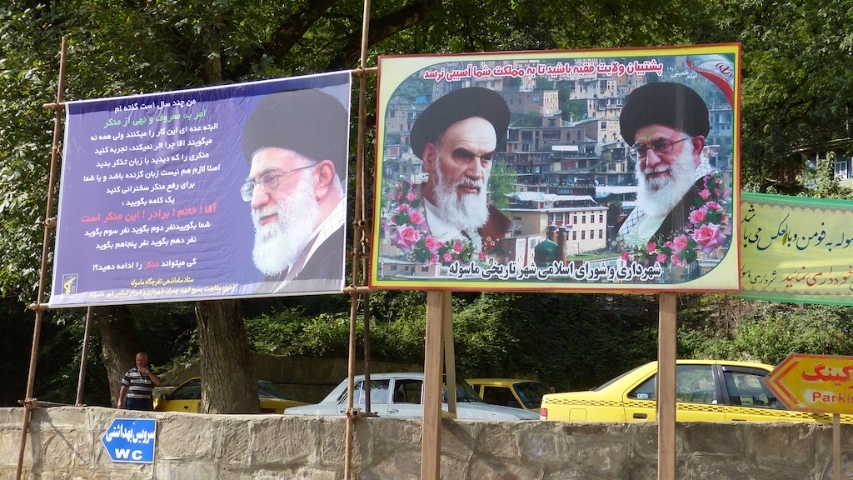  Achter de borden Parkeren voor 2 Womos..  De fotos tonen Imam Khomeini en Ayatollah Khamenei (met  ...