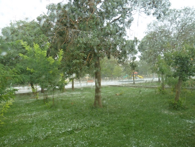  Pitch in het stadspark op de hagelbui.