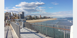 Das Bild zeigt die Strandpromenade von Grau de Gandia von der Mole aus gesehen.