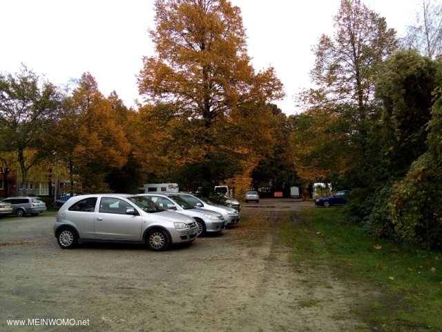  Camping-cars et caravanes gars sur le parking