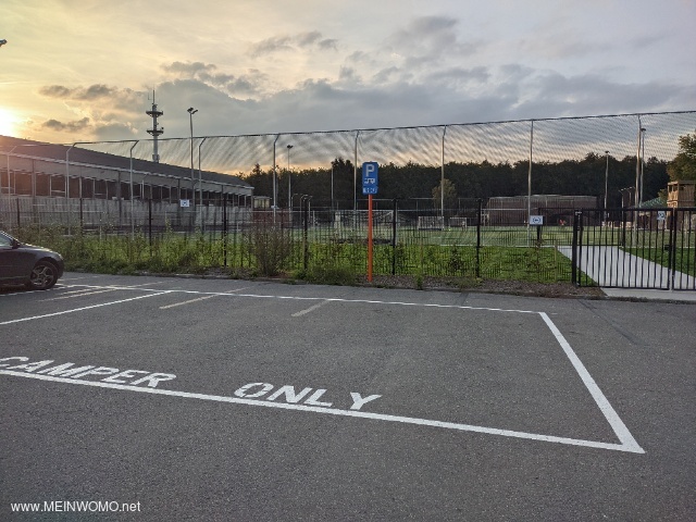 Le parking se compose de 2 grandes aires signalises dans le coin arrire droit du parking des insta ...