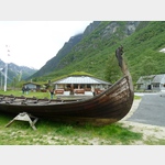 Restauriertes Wikinger-Boot im Hafen vorm Hotel