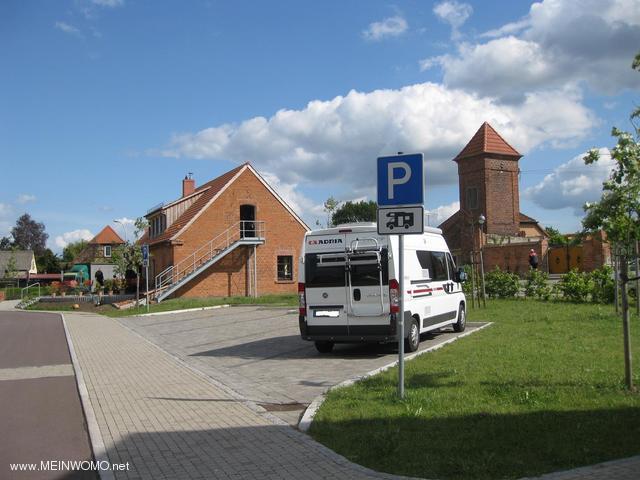 2014-05 Jerichow klostermuseum parkeringsplats