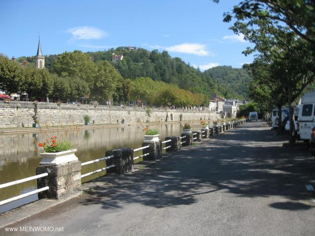  2014/09/10 Villefranche - parkeringsplats p floden Aveyron 