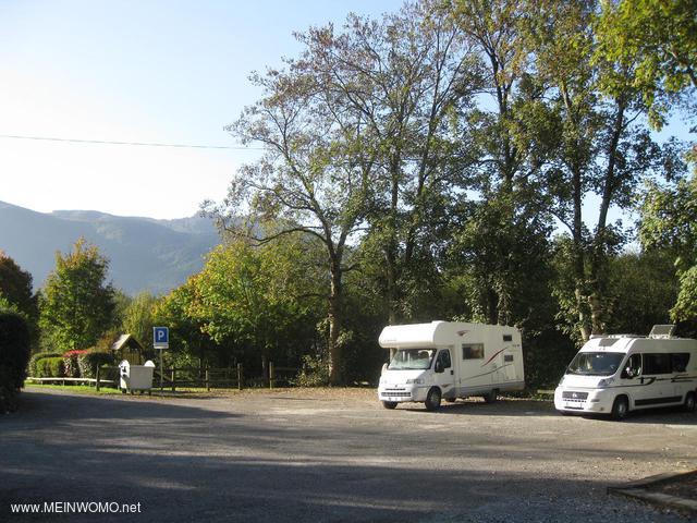  2014-10-26 Montaut -parking at the station 