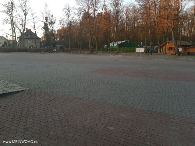 parkplatz vor dem Dinopatk bzw. Fussballstadion