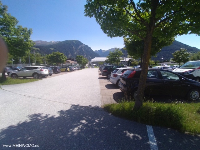 Parkplatz mit Hhenbeschrnkung (2,30 m)- aber kein Balken o...@Einfhrt mit Fahrzeug ber 2,30 m k ...
