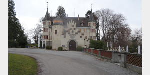 Schloss Seeburg. Links der Eingang. Rechts Terrasse mit Sicht auf Bodensee