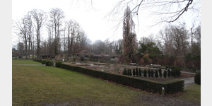 Tierpark Kreuzlingen. Vordergrund: Krutergarten. Hintergrund: Stallungen und Voliere. Unmittelbar neben dem Schloss Seeburg
