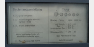 Ticketautomat mit Hinweis zu Gebhren und max. Parkdauer