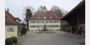 Schloss Girsberg Frontalansicht. Das Puppenmuseum befindet sich im Nebentrakt rechts.