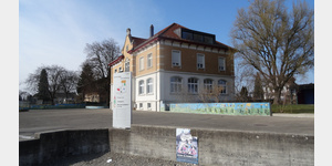 Schulhaus Sonnenberg. Direkt neben dem Parkplatz