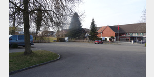 Parkplatz Dorfzentrum. Restaurant im Hintergrund