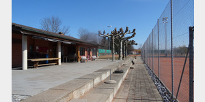 Tennisplatz Hrnli mit Clubhaus