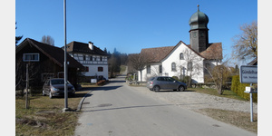 Parkplatz bei der Kirche