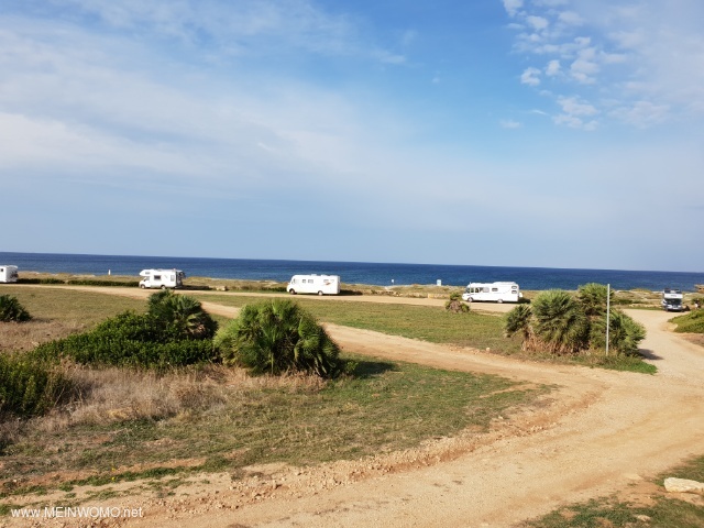 Blick auf die quer zum Strand verlaufende Stellplatzmglichkeit an der Sandpiste im Oktober 2018.