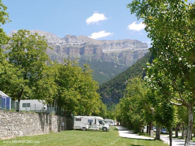  Fantastisk utsikt ver Pyrenerna frn Camper