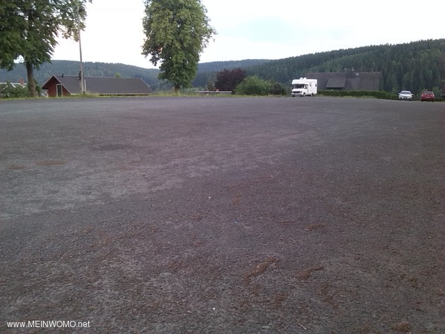  En stor grus parkeringsplats p Tierpark Klingenthal.